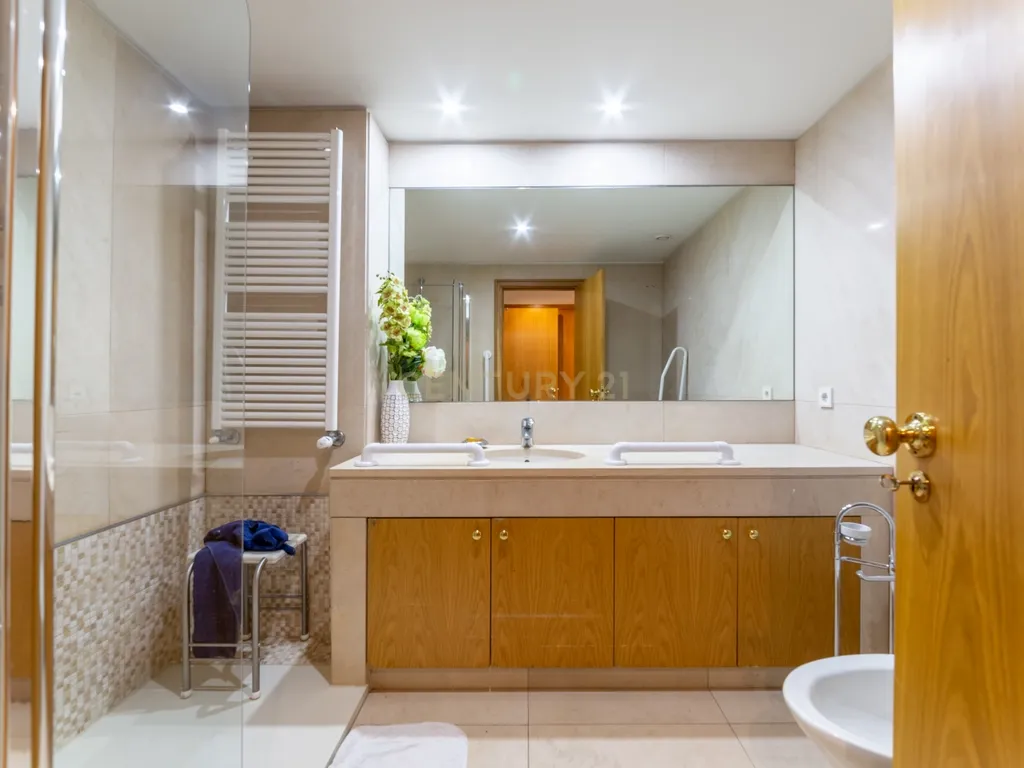 Apartamento T3 de Excelência na Foz do Douro – Porto - Image 4