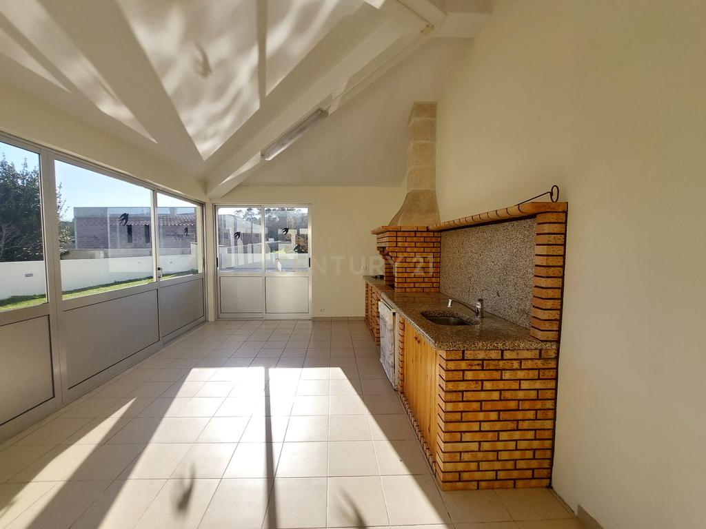 Moradia T4 de 3 Pisos com Piscina e Jardim - Image 32