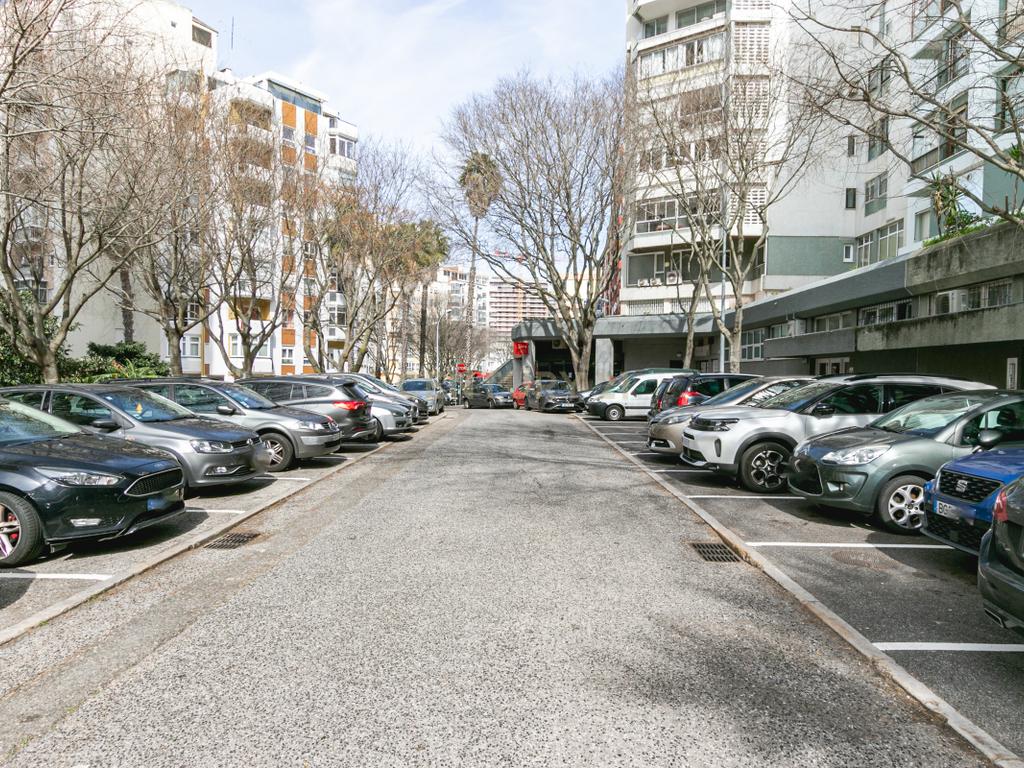 Apartamento T4 com 3 Suites, em zona Prime de Algés - Image 48