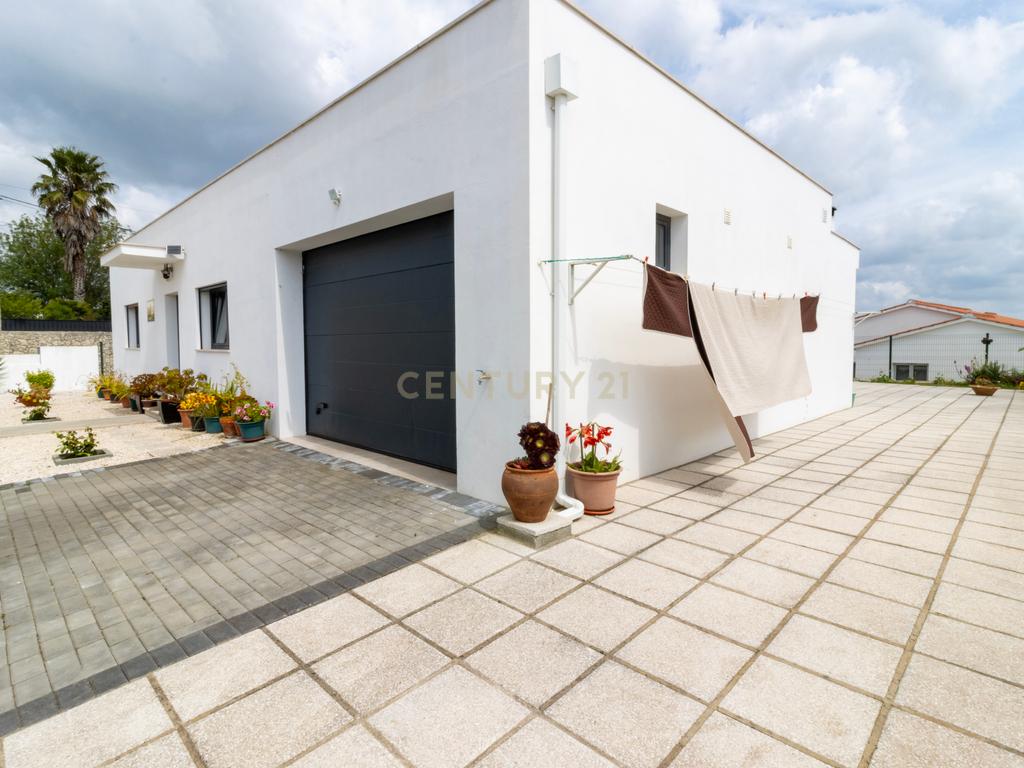 Excelente Moradia T3 Térrea SEMI-NOVA em Alcobaça com Jardim e garagem - Image 2