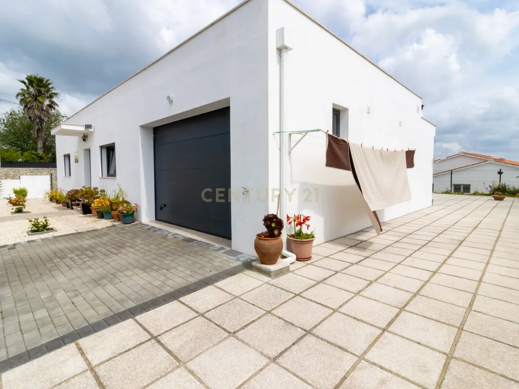Excelente Moradia T3 Térrea SEMI-NOVA em Alcobaça com Jardim e garagem - Image 2