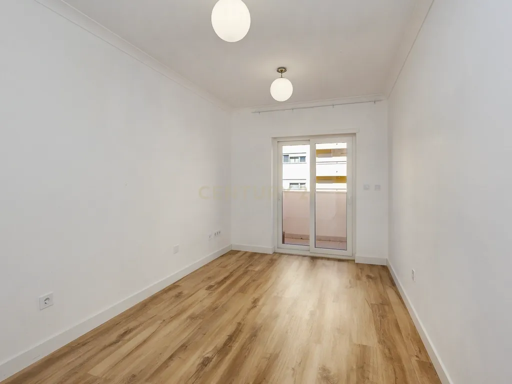 T3 RENOVADO COM VARANDAS E PARQUEAMENTO, EM ALMADA - Image 21