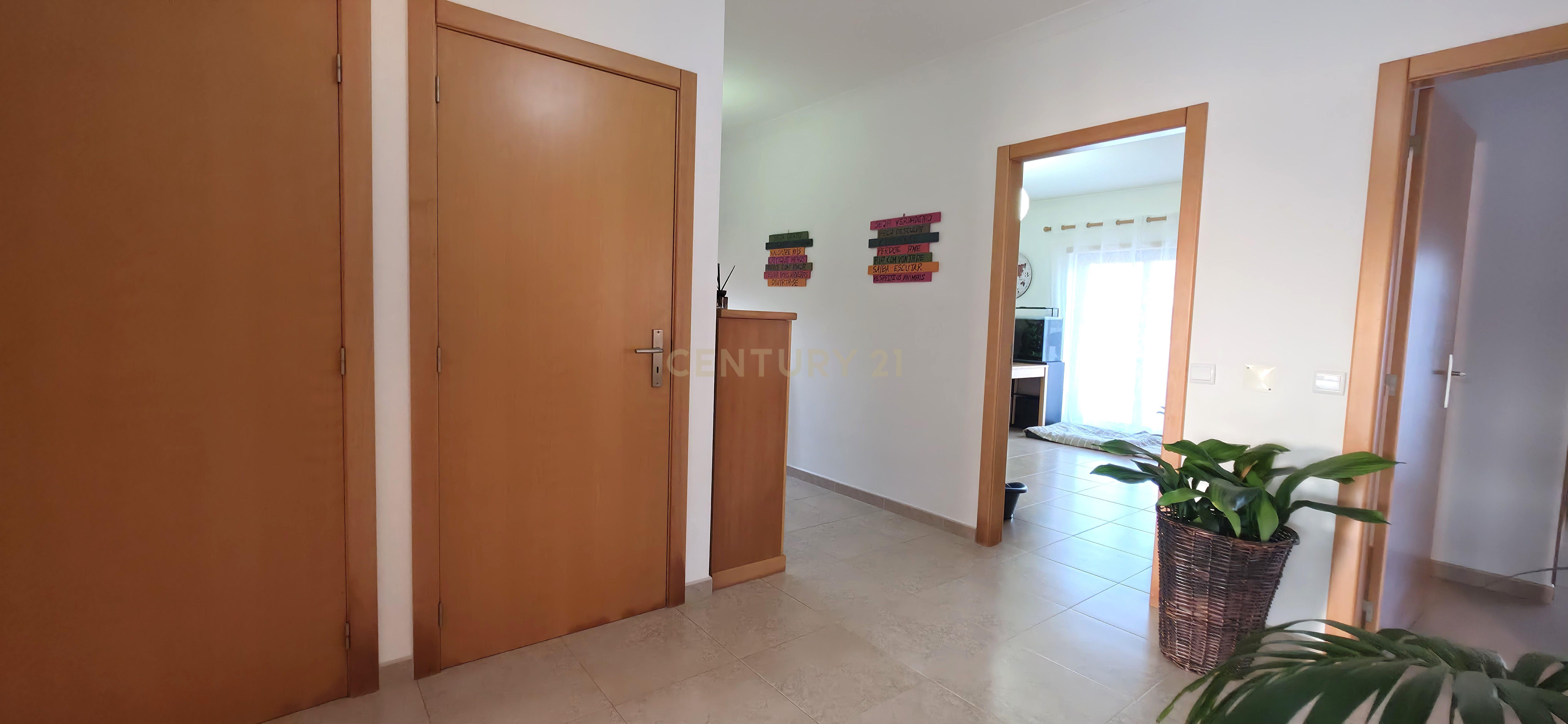 Fotografia 11 de Moradia T2 com aproveitamento de sótão, anexo T0 e excelente localização em Ferrel, Peniche
