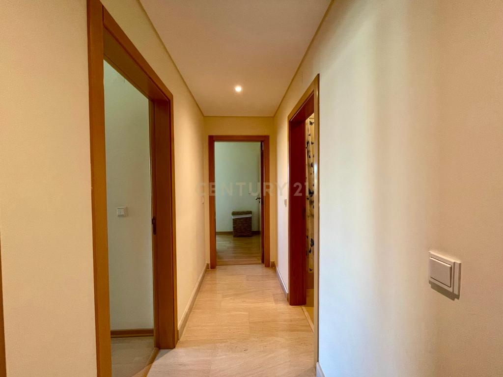 Excelente Apartamento T3 com 185 m² para Arrendamento em Telheiras – Rua António Quadros - Image 10