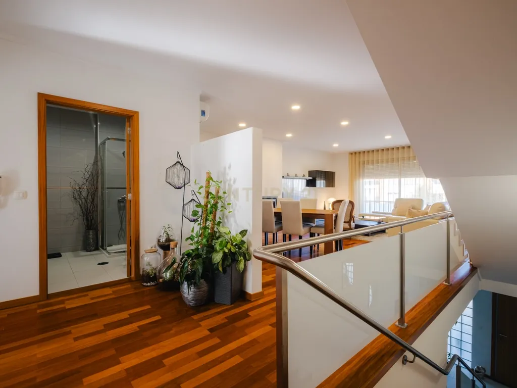Moradia T4 com 255 m², Suíte Generosa, Jardim e Garagem para 3+ Viaturas | Astromil, Paredes - Image 7