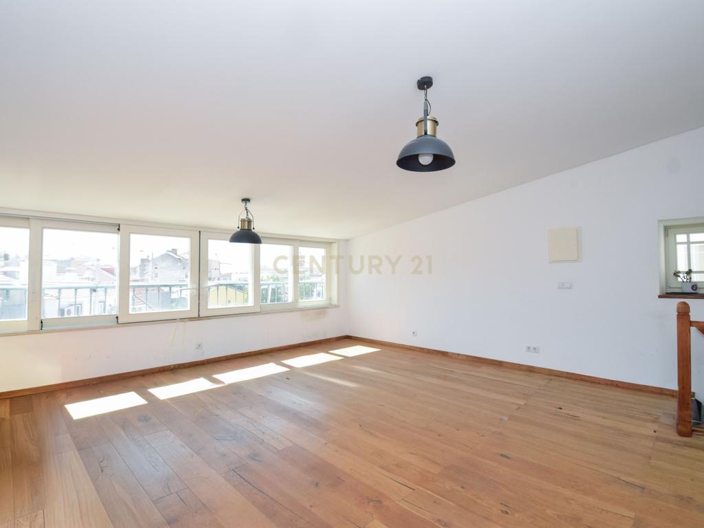 Apartamento T5 Duplex para Arrendamento em Alcântara (2.300€) - Image 6