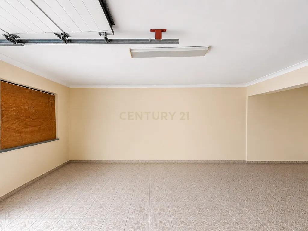 Garagem com potencial de conversão em apartamento no coração de São Bento, Angra do Heroísmo - Image 3