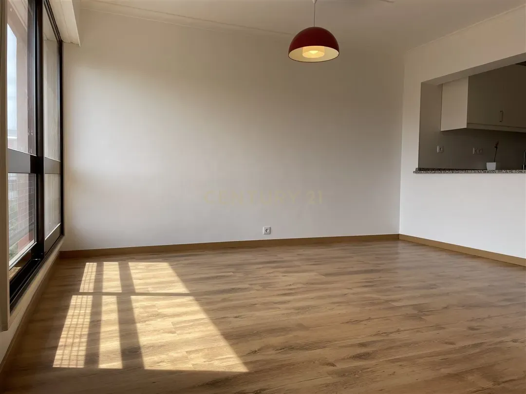 Apartamento T3 Duplex em Telheiras – 104 m², Estacionamento e Arrecadação - Image 7