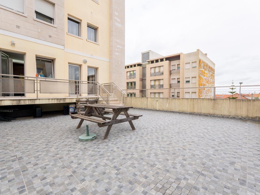 Apartamento T3 com 2 Terraços Gigantes e Vista Rio – A 10 min de Lisboa - Image 1