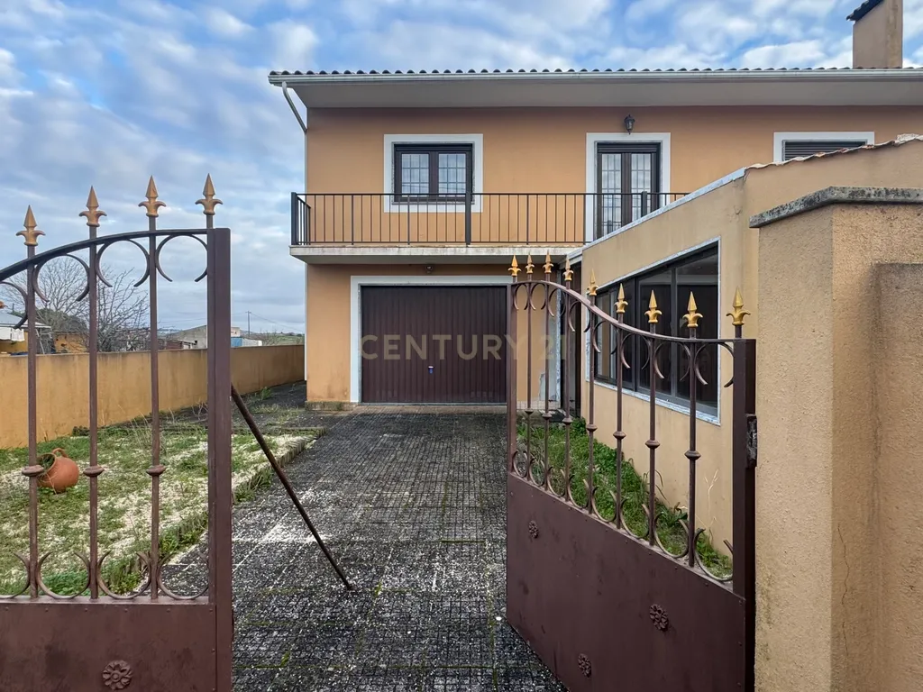 Espetacular Moradia T4 com Jardim e Vista Campestre em Alenquer - Image 5