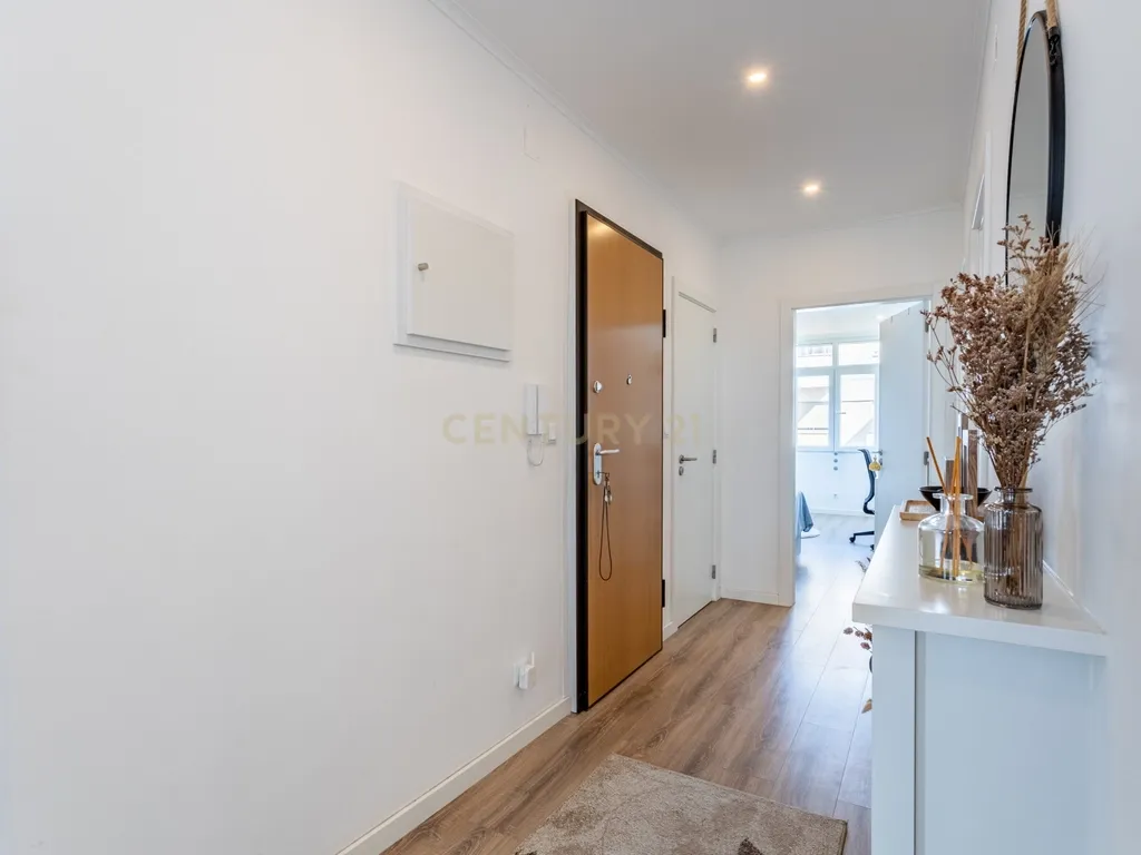 Apartamento T3 totalmente renovado, Laranjeiro. - Image 12