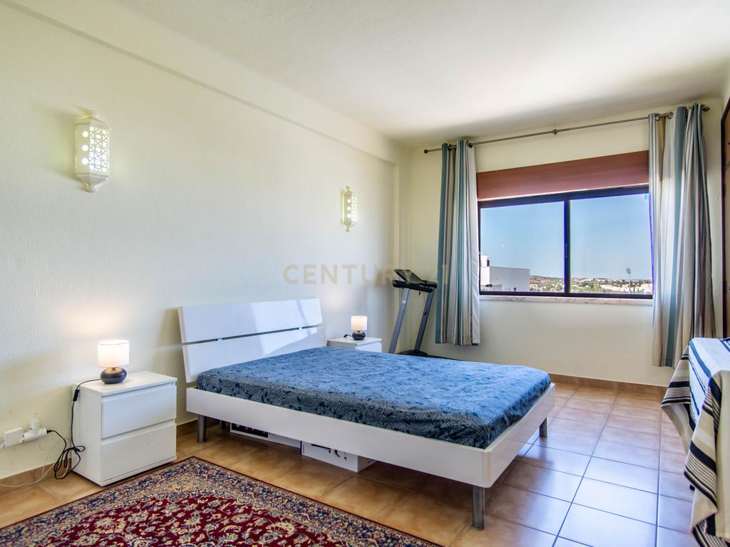 Apartamento T1 com Vista Parcial de Mar, Elevador e Garagem - Image 9