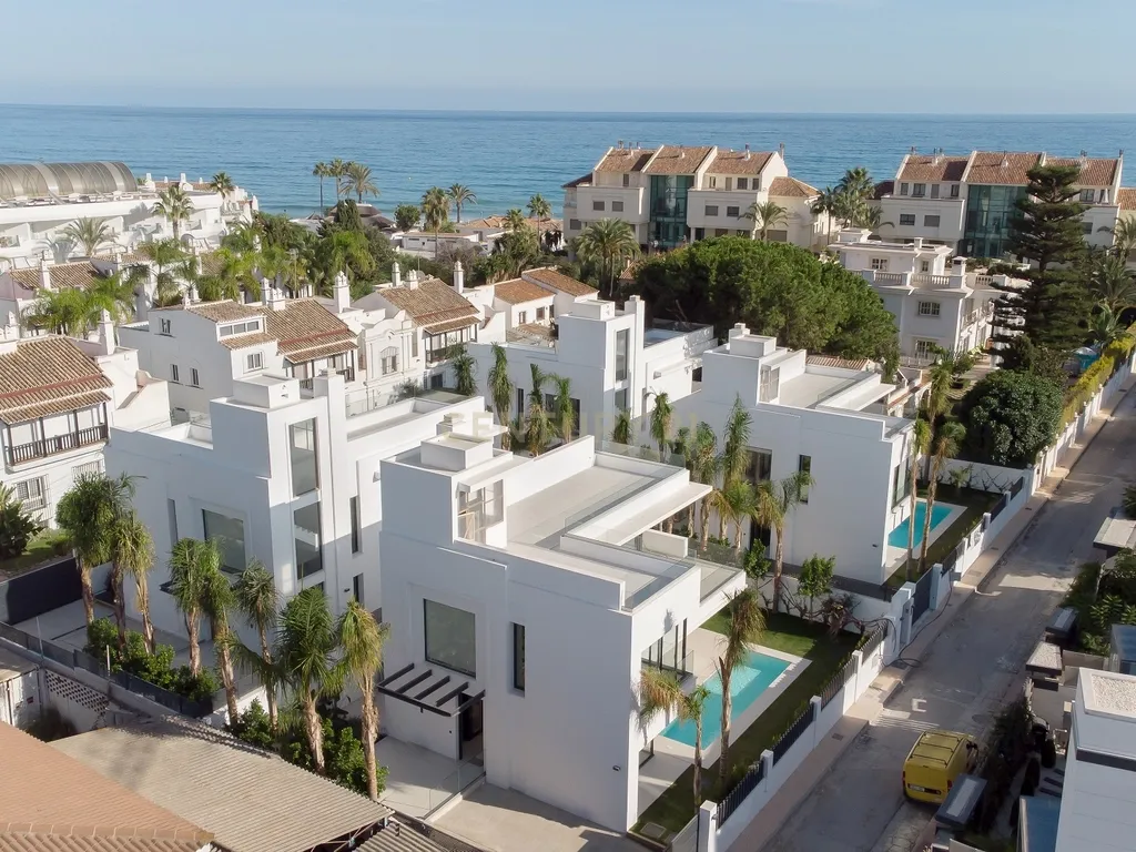 Ubicada en una de las zonas residenciales más exclusivas de Marbella, esta impresionante villa nueva en la segura urbanización Río Verde ofrece una combinación inmejorable de lujo, ubicación y estilo de vida. A tan solo 100 metros de la playa y a un corto paseo de Puerto Banús y supermercados, esta propiedad es ideal para disfrutar del estilo de vida costero más sofisticado. La villa cuenta con 4 luminosos y amplios dormitorios, 5 elegantes baños y grandes terrazas en cada nivel — tanto cubiertas como descubiertas — perfectas para tomar el sol, organizar barbacoas o disfrutar de reuniones con amigos. Con un diseño moderno y acabados de alta calidad, la vivienda ofrece un ambiente lleno de luz natural y todas las comodidades para vivir todo el año. Una piscina privada y hermosas vistas al mar completan esta joya, ideal tanto como residencia familiar como casa de vacaciones de lujo. Una oportunidad única de adquirir una villa contemporánea en el corazón de la Milla de Oro de Marbella. - Image 19