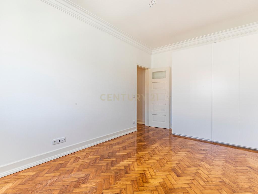 Apartamento T3 renovado para arrendamento na Avenida de Roma com elevador - Image 15
