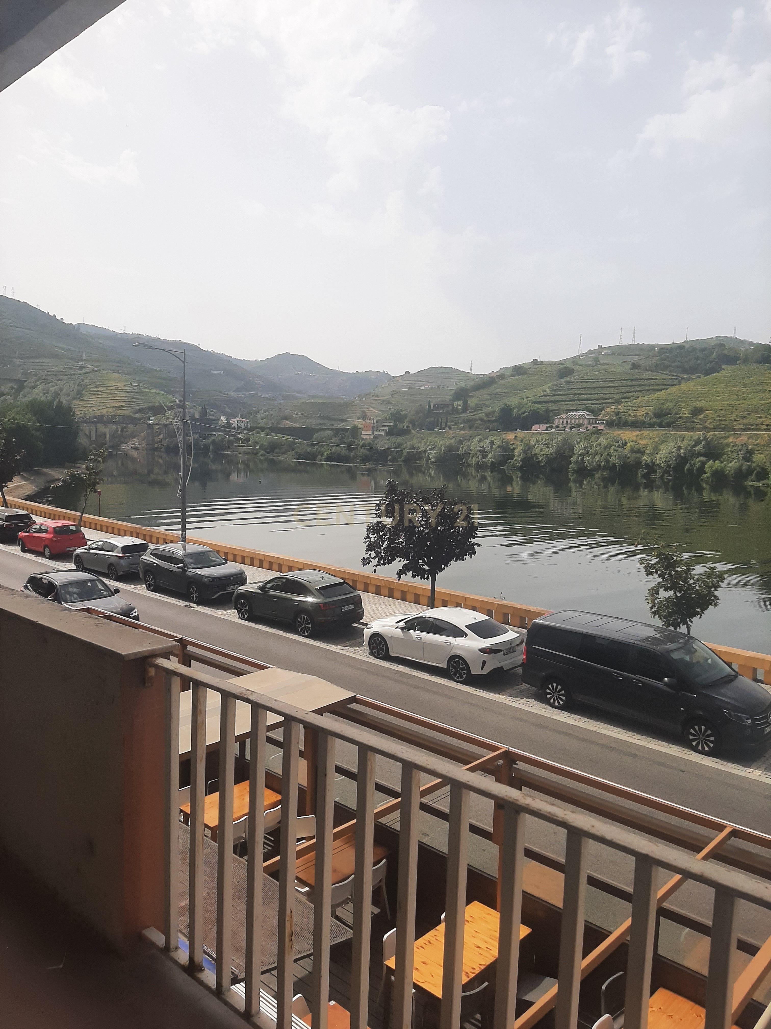 Fotografia 2 de Andar de prédio com 6 divisões, 3 WC, com afetação a serviços / escritórios junto ao rio Douro