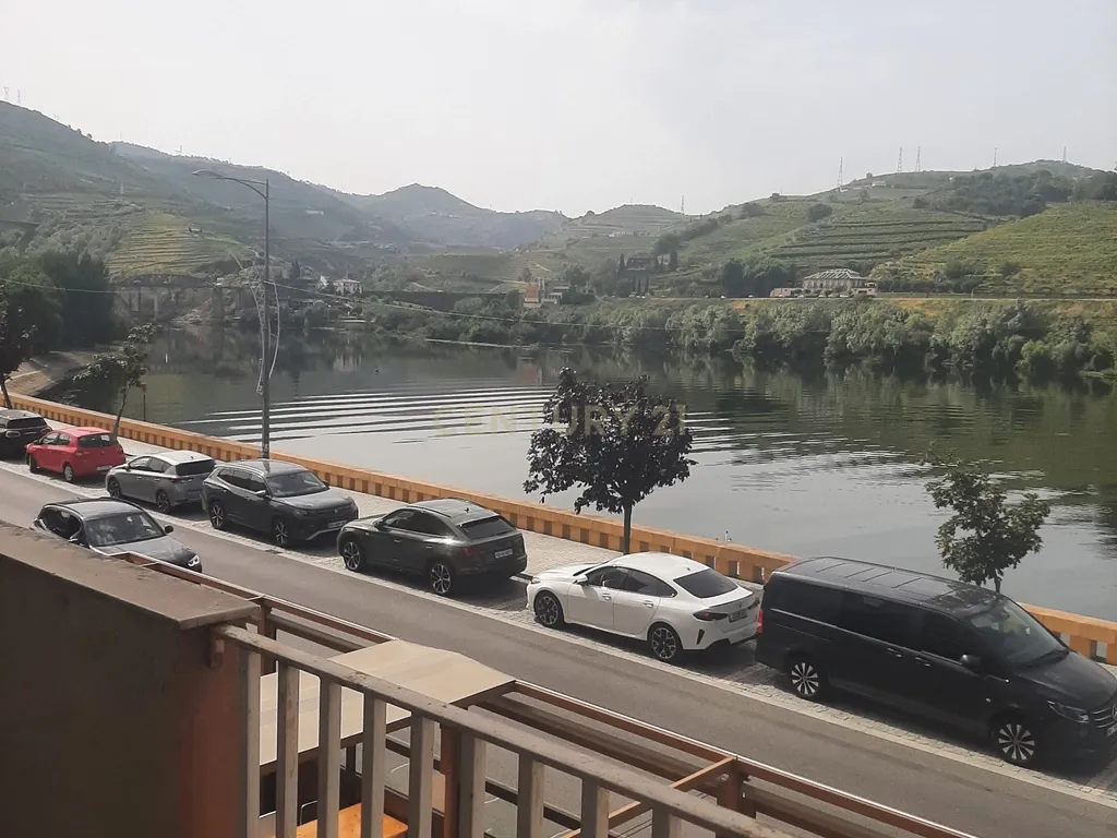 Andar de prédio com 6 divisões, 3 WC, com afetação a serviços / escritórios junto ao rio Douro - Image 2