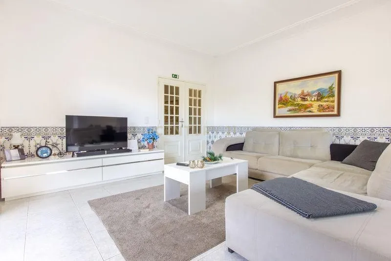 Moradia T4 com Vista para o Campo e Cidade em Localização Privilegiada -Charneca da Caparica, Almada - Image 4