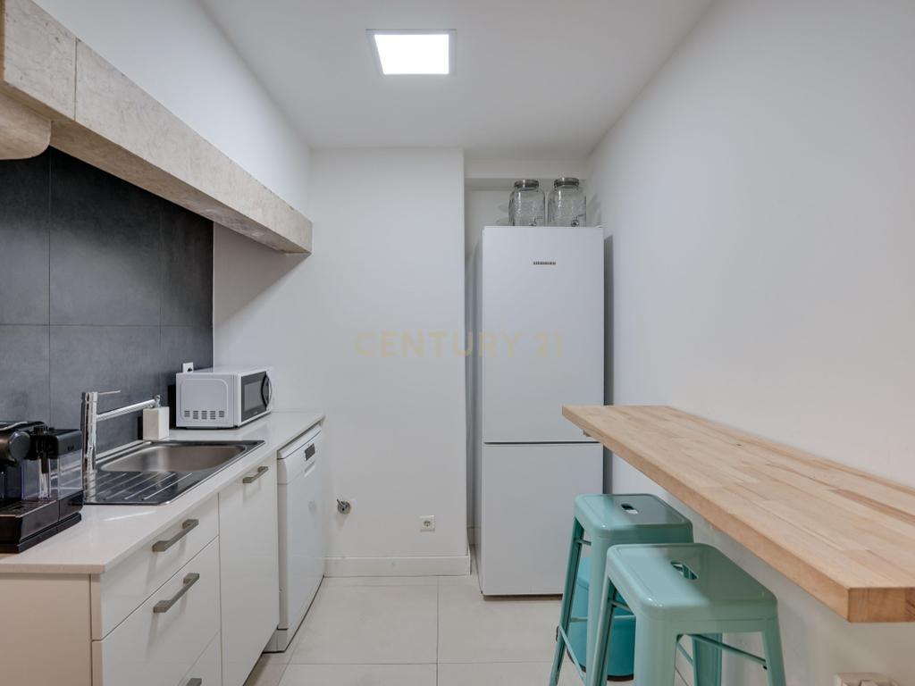 Apartamento T6 Avenida António Augusto de Aguiar - Image 9
