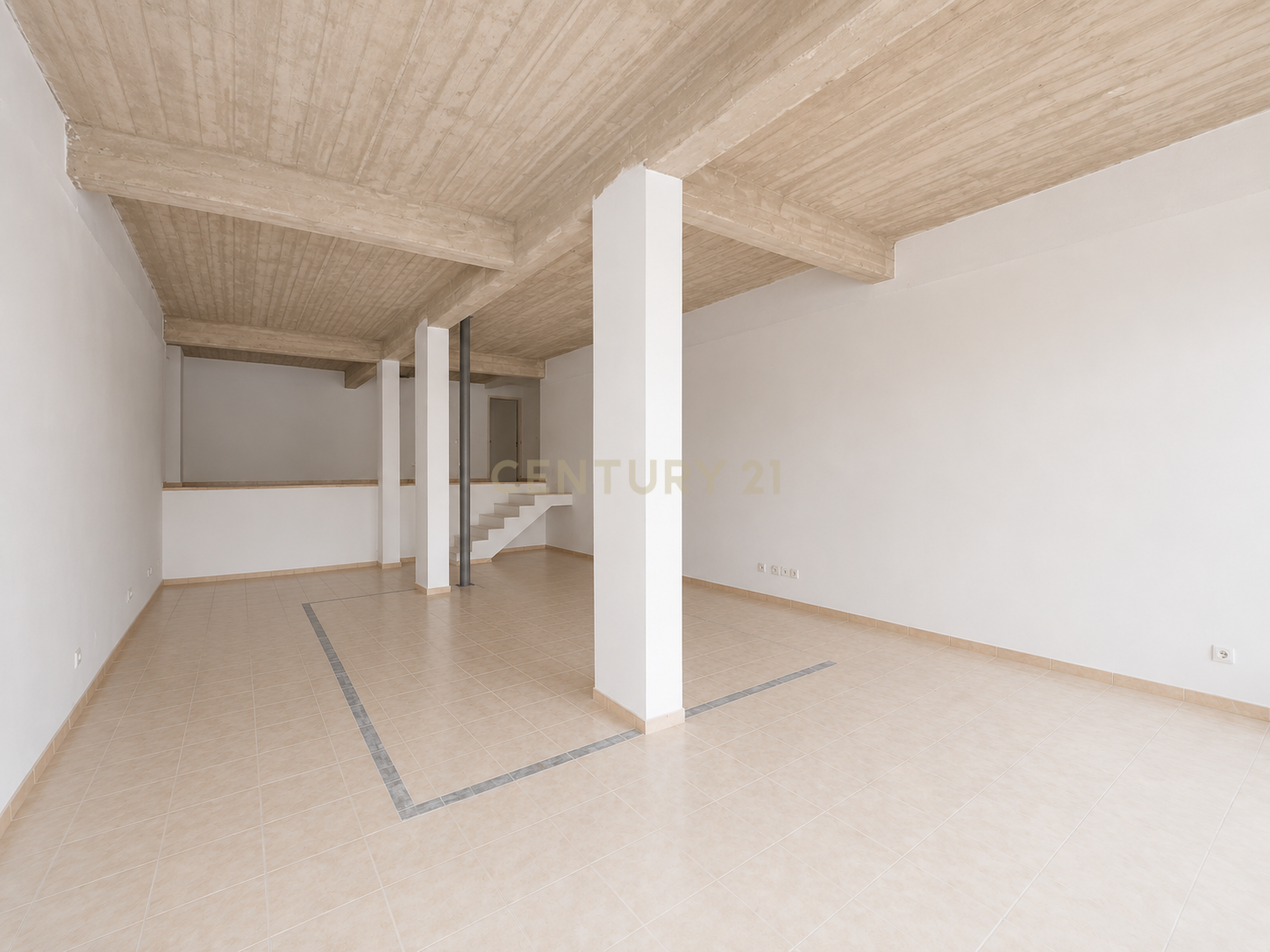 Loja Comercial para Arrendamento no Centro de Lagoa, Algarve.