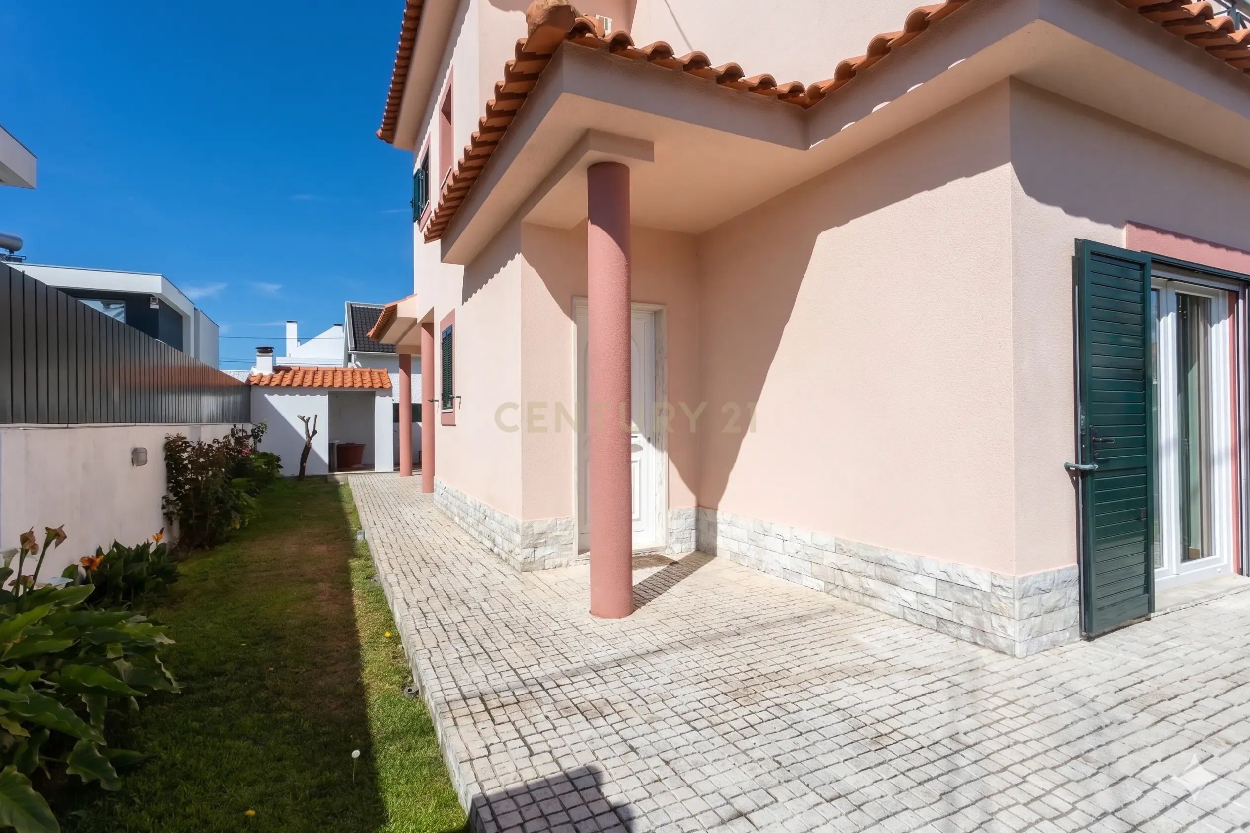 Fotografia 6 de Moradia T5 com Piscina em Localização Central e Tranquila na Aroeira