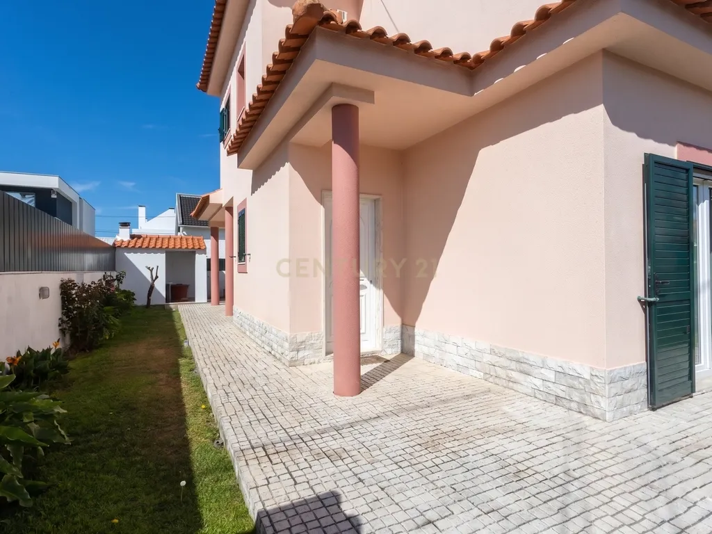 Moradia T5 com Piscina em Localização Central e Tranquila na Aroeira - Image 6