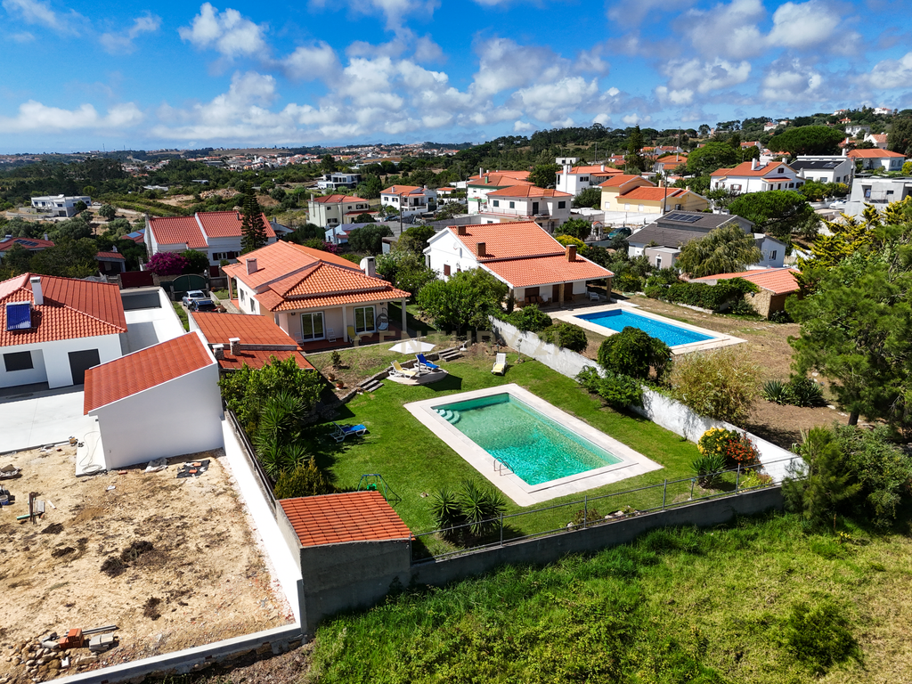 Moradia Isolada com Piscina em Lote de 908 m² | Sala Ampla | Jardim e Vista Desafogada -Mafra - Image 5