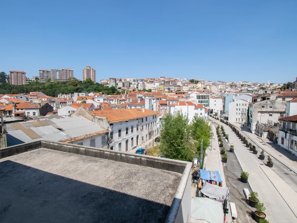 T2 no Centro de Coimbra com Elegância e Conforto! - Image 14