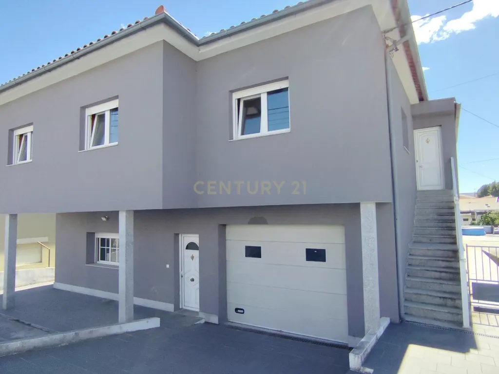Moradia T4 numa Localização Privilegiada em Chaves - Image 1