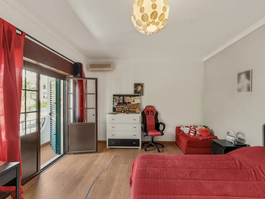 MORADIA T5 COM GARAGEM E PISCINA, 327 M² DE TERRENO PARA USUFRUIR - Image 39