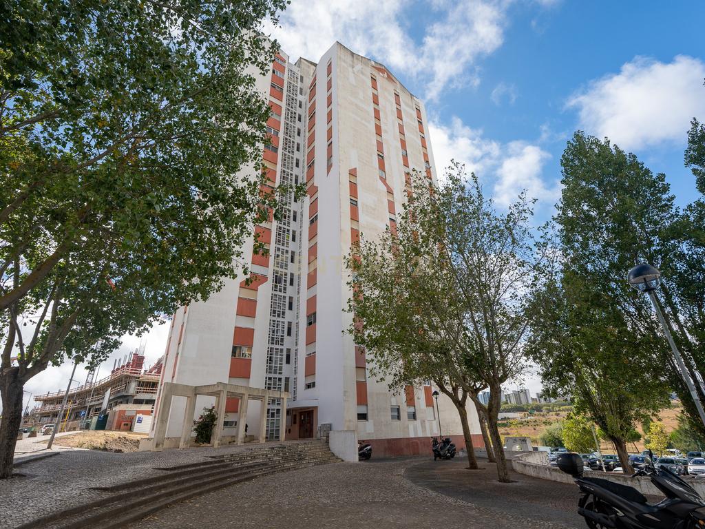 Apartamento T2 em Santo António dos Cavaleiros_Muito bem localizado - Image 1