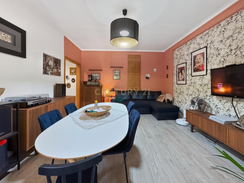 Apartamento T2 com Terraço de 37 m² na Urbanização do Bom Retiro - Image 3