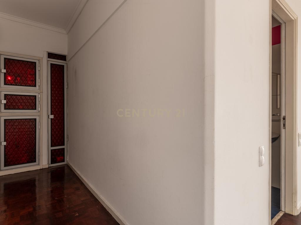 Centro de Lisboa - Crie o Seu Lar neste T1 com Charme e Versatilidade - Image 15