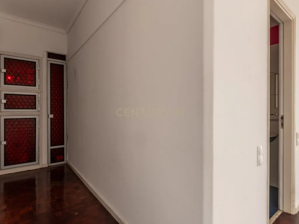 Centro de Lisboa - Crie o Seu Lar neste T1 com Charme e Versatilidade - Image 15