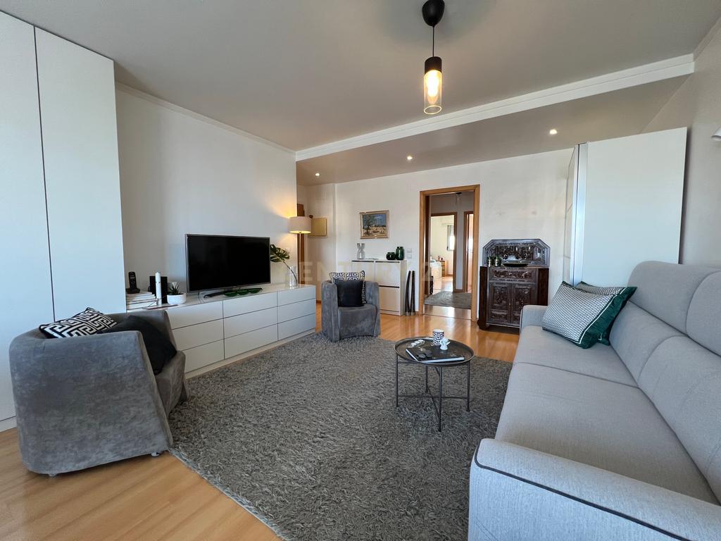 Apartamento T3 com vista desafogada e excelente luminosidade em Lumiar - Image 3