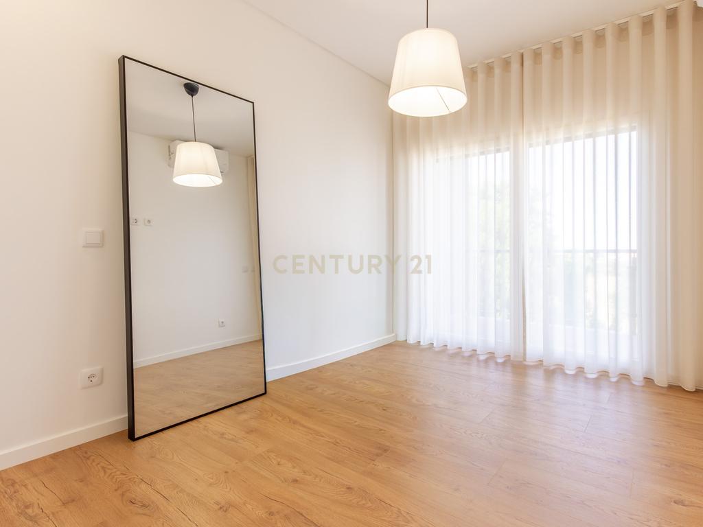 Moderno apartamento T3, com parqueamento e varandas em Santo António da Charneca, Barreiro - Image 17