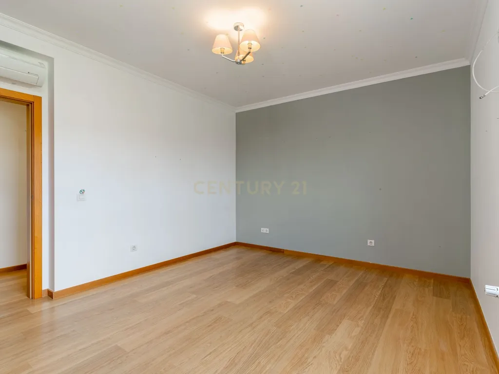 Moradia T4 com Piscina | 426 m² de Construção e Lote de 1.000 m² | Arruda dos Vinhos - Image 31