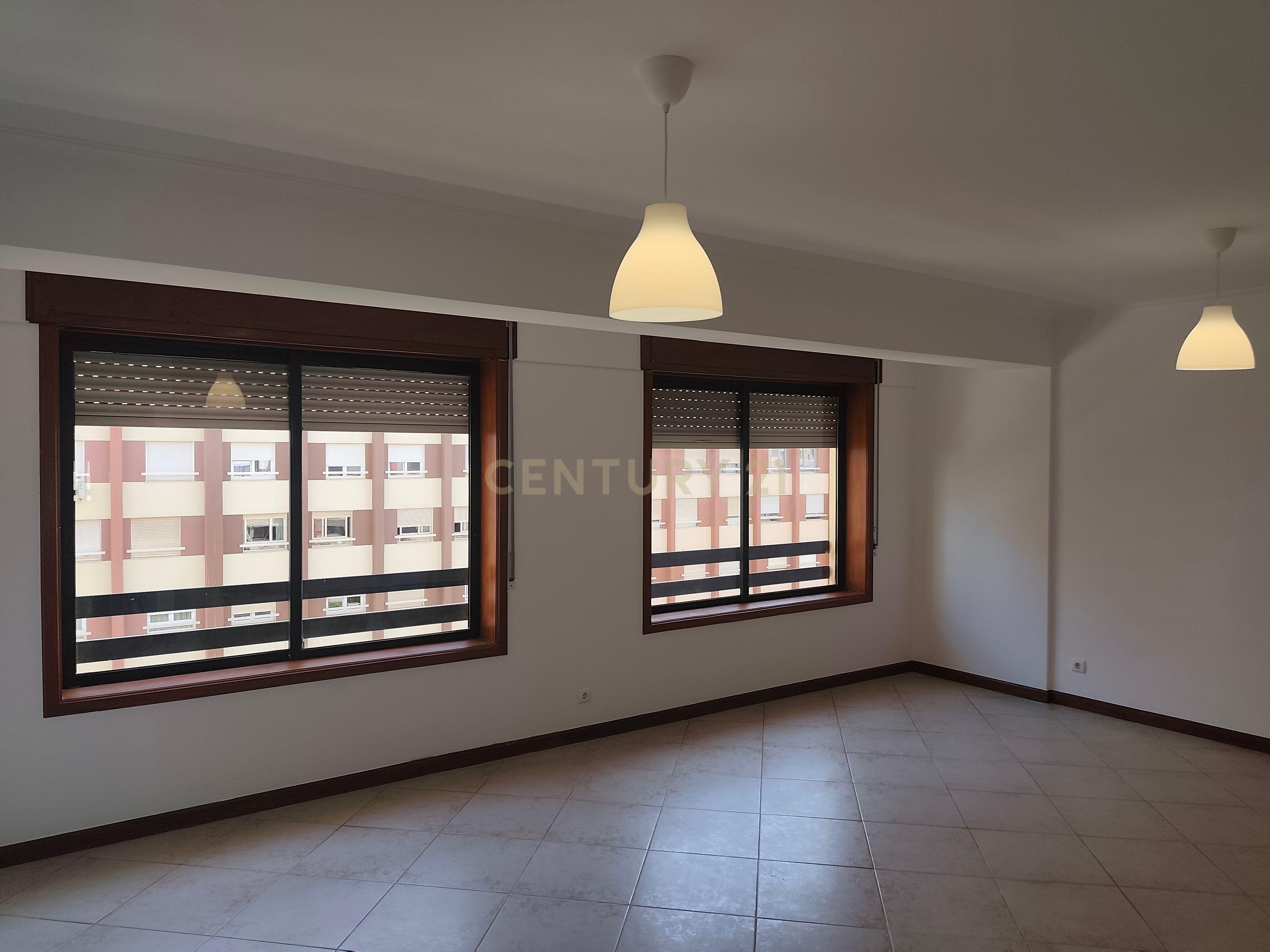 Fotografia 9 de Apartamento T3 Central em Nova Oeiras com Vista Agradável,