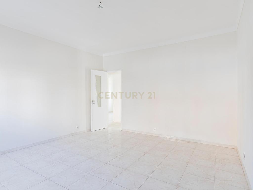 Apartamento T2 remodelado com Jardim Privativo Arrendamento - Laranjeiras -Feijó - Image 12