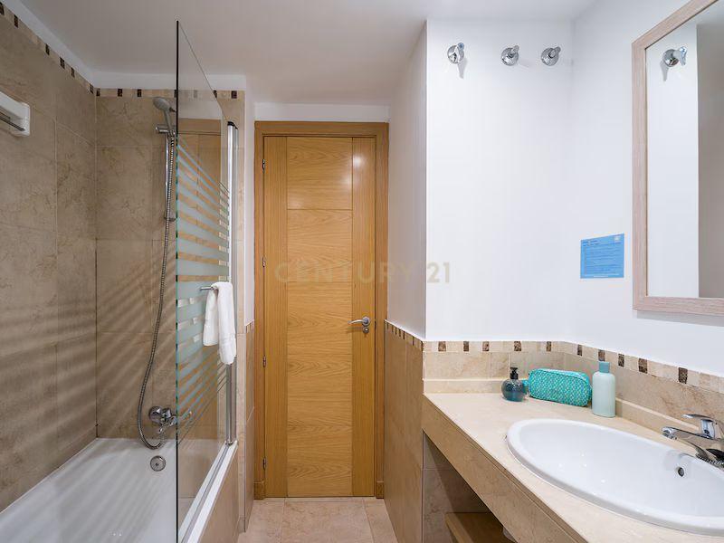 Duplex em Málaga: Vista Mar, Piscina e Acesso a Golf, Inversión y Vacaiones - Image 8