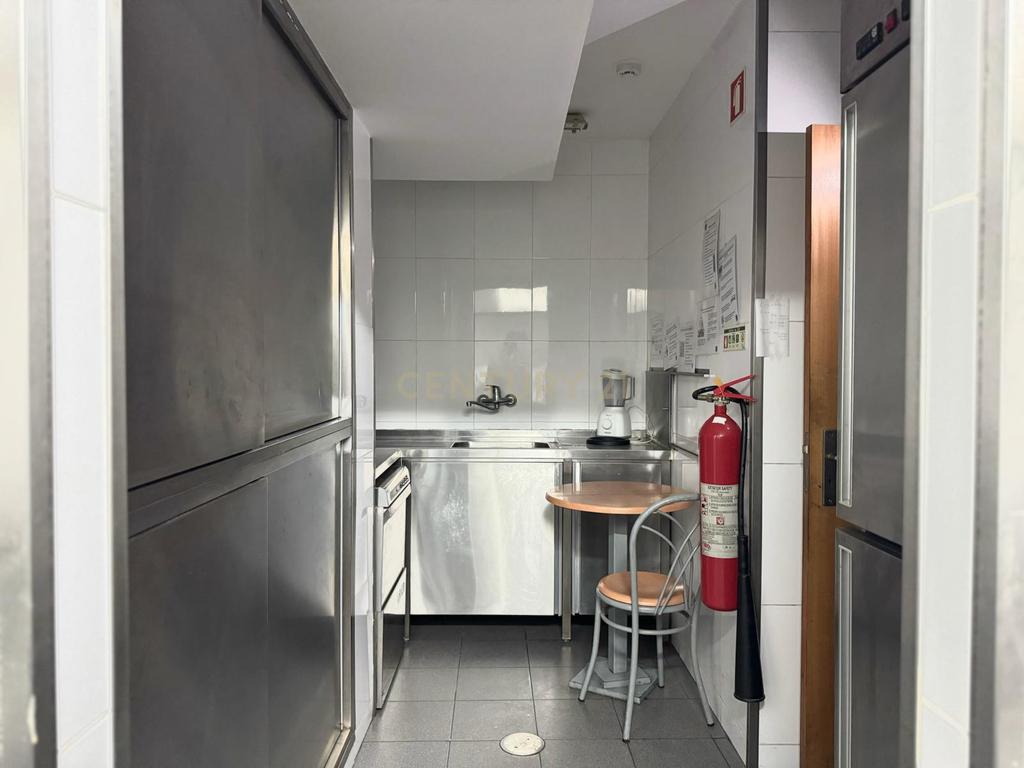 Café/Restaurante com 2 Armazéns e Loja Independente na Av. da República, Gaia - Image 22