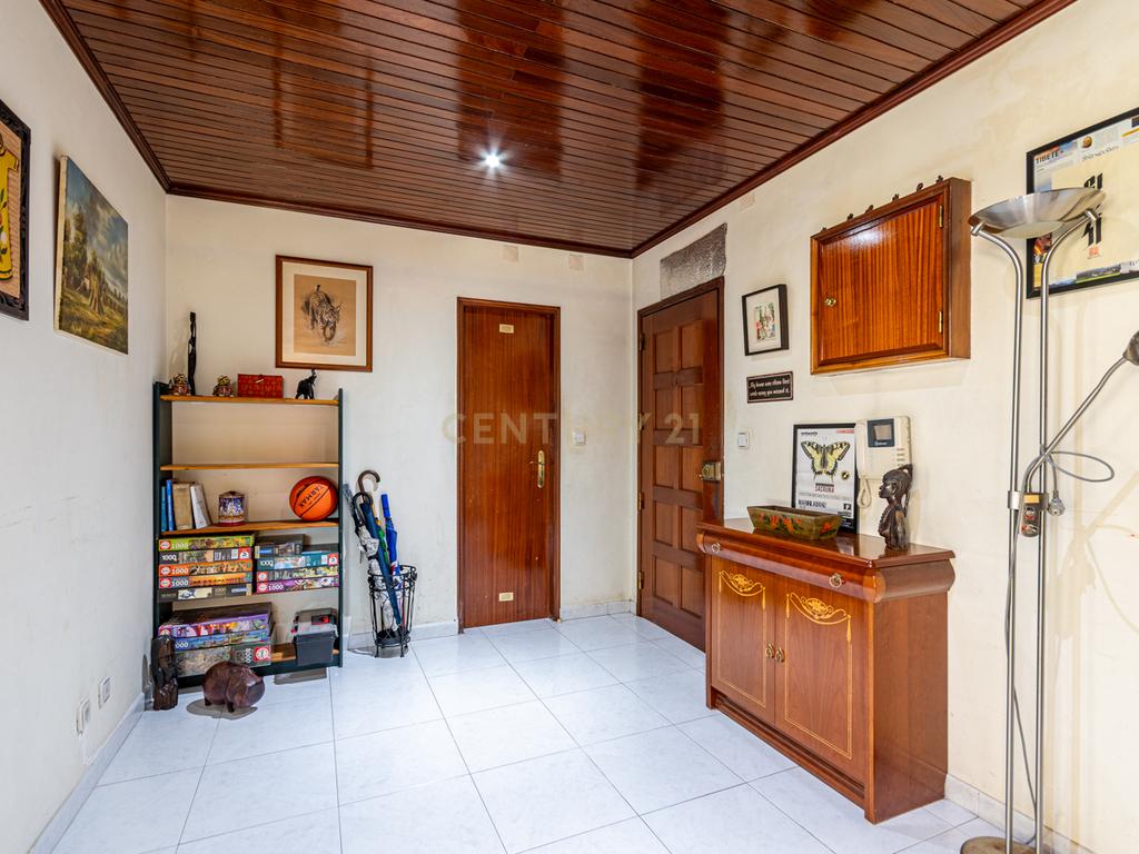 Apartamento T2 Espaçoso com Garagem Box e Arrecadação – Pedernais, Ramada - Image 4