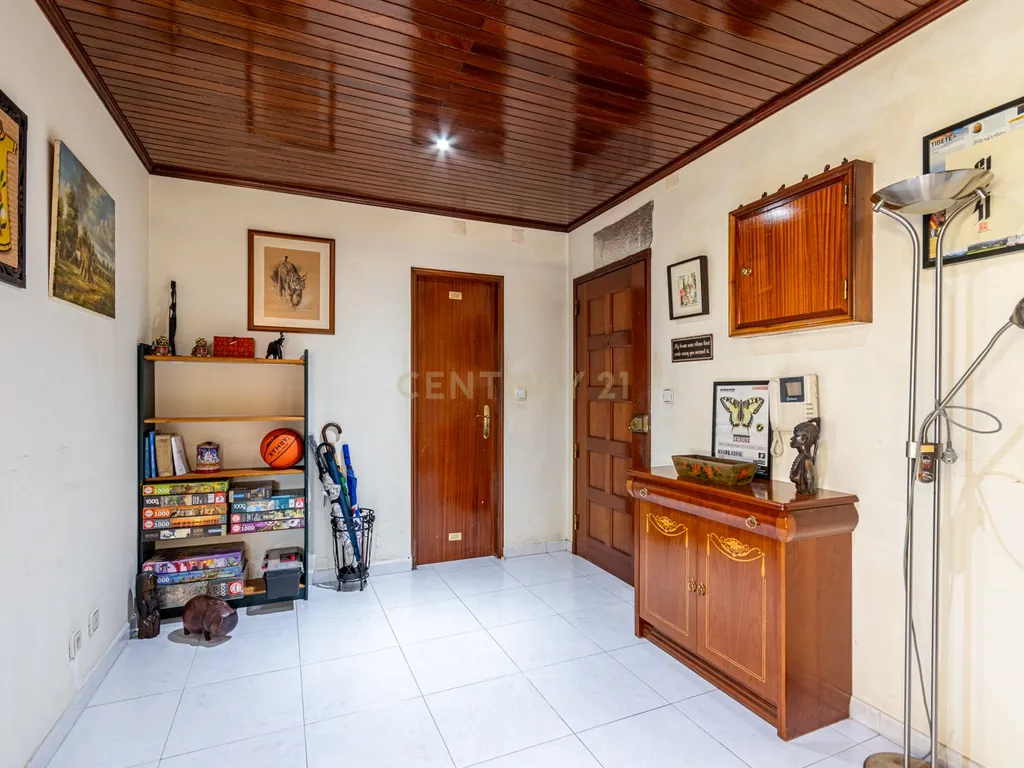 Apartamento T2 Espaçoso com Garagem Box e Arrecadação – Pedernais, Ramada - Image 4