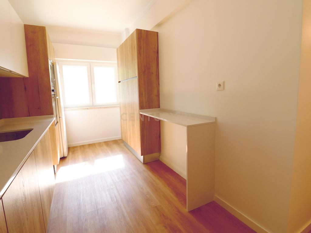 Apartamento T3 Remodelado na Avenida do Cristo Rei - ALMADA - Image 2