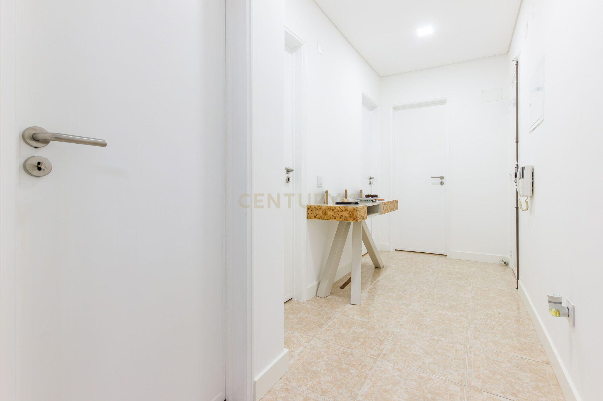 Fotografia 2 de Apartamento originalmente T3, convertido em T2 (mas facilmente reversível em T3), localizado em Corroios, próximo de transportes, escolas e todo o tipo de serviços.