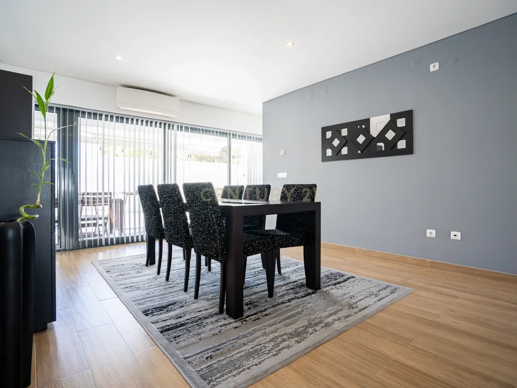 Moradia Contemporânea T4 em Santo António da Charneca - Barreiro - Image 36