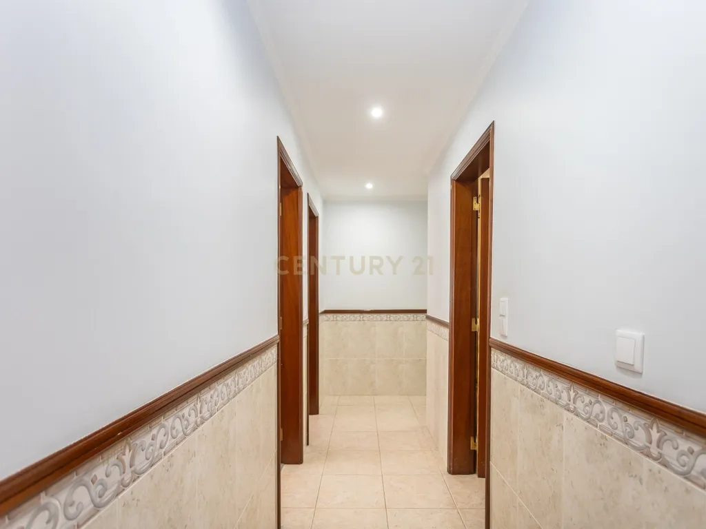 Apartamento T3 com Garagem e Arrecadação em Alhos Vedros - Image 16