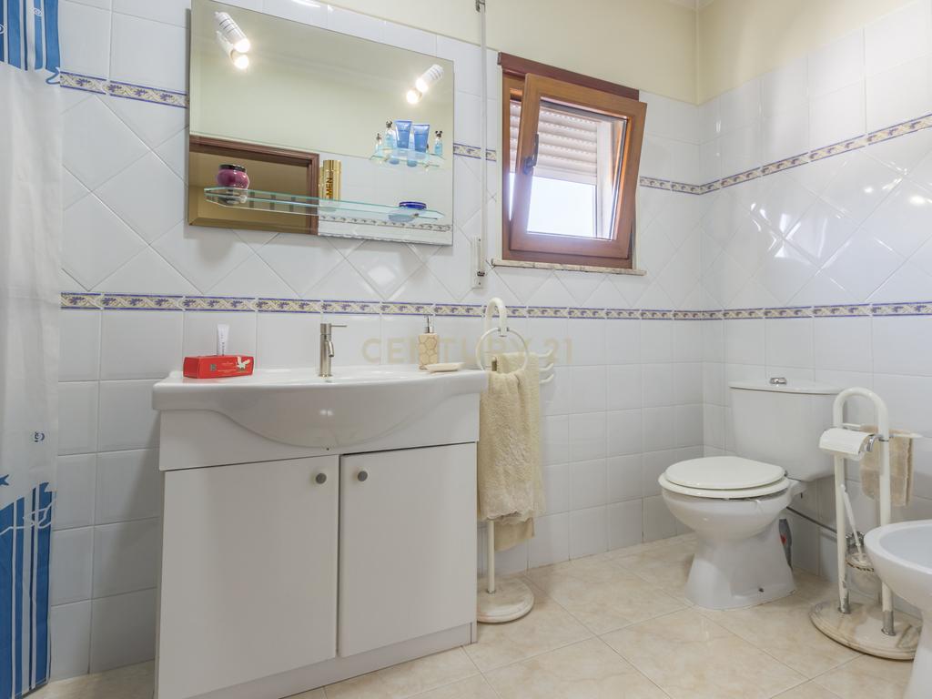 Quinta do Conde - Moradia Geminada de 4 + 1 assoalhadas em excelente estado de conservação - Image 15