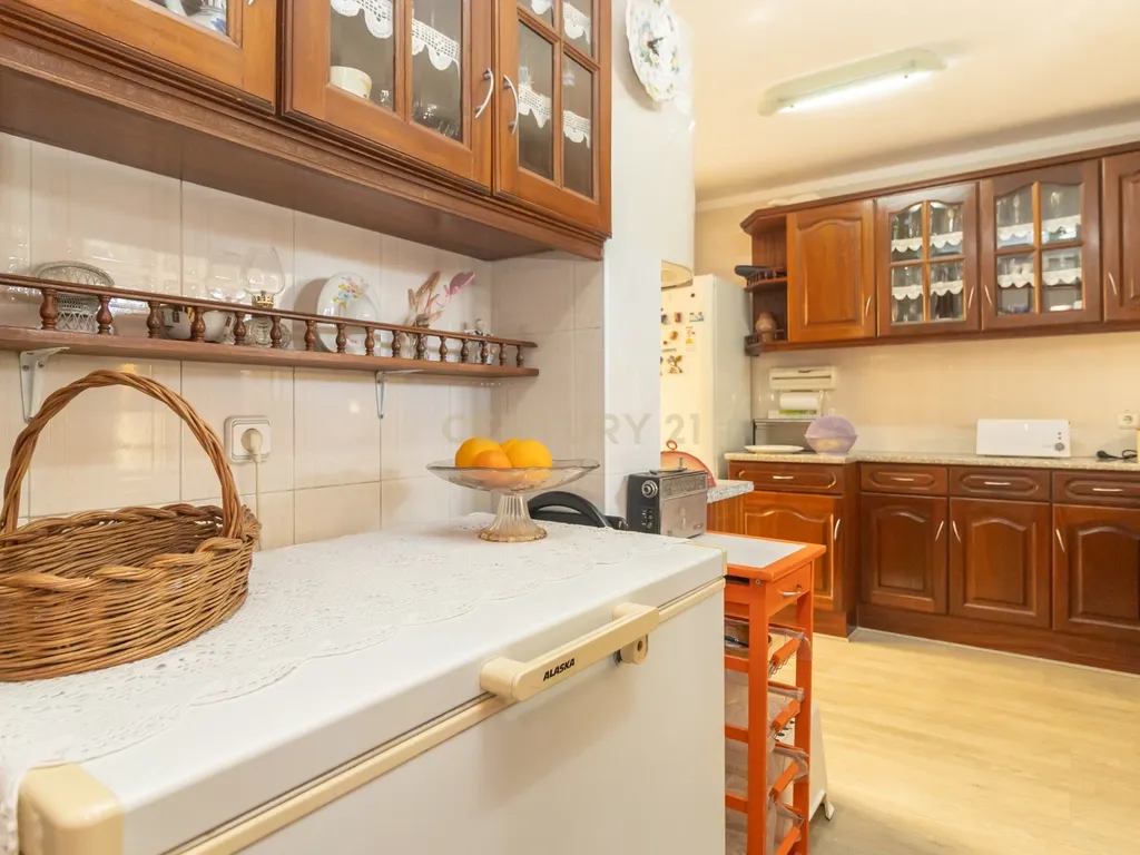 Moradia em Banda de 5 assoalhadas na Banática - Image 7