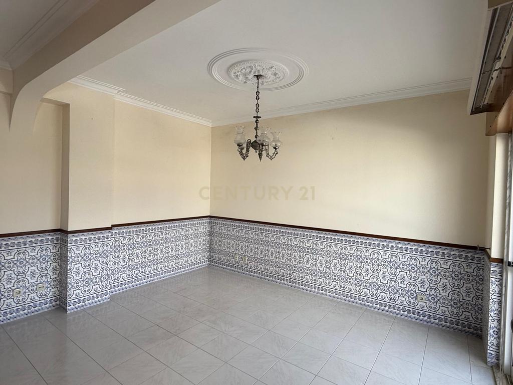Andar de moradia com 3 quartos para arrendamento em Casal de Cambra - Image 6