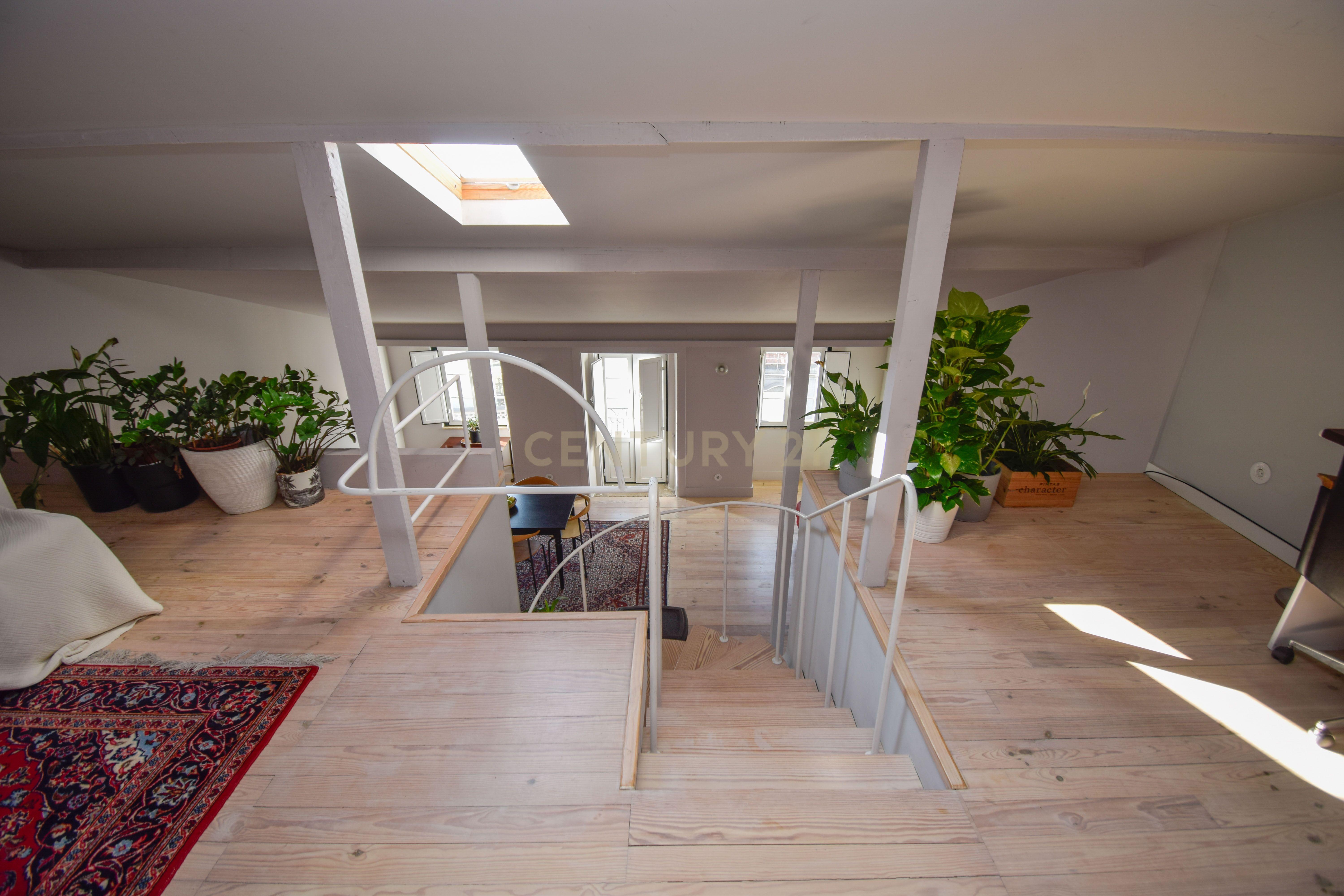 Fotografia 5 de Apartamento com mezzanine e potencial de reconversão na Estrela